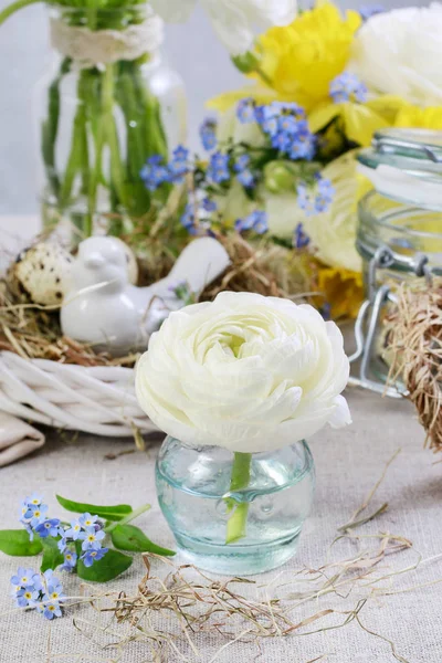 Easter table rustic decorations with white ranunculus flower, ha — Stock Photo, Image