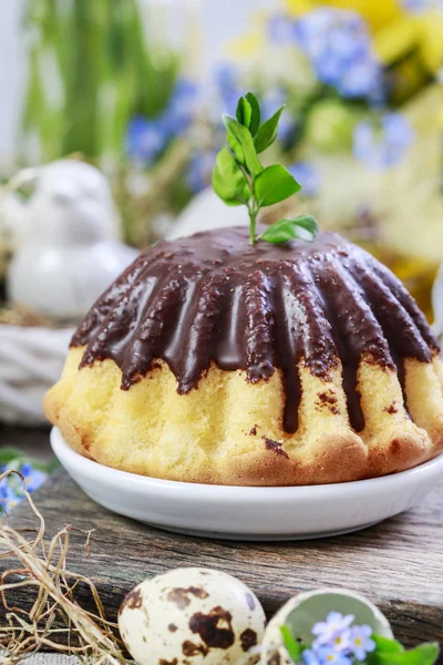 Традиционный пасхальный торт с шоколадом, украшенный буксовым прутиком — стоковое фото