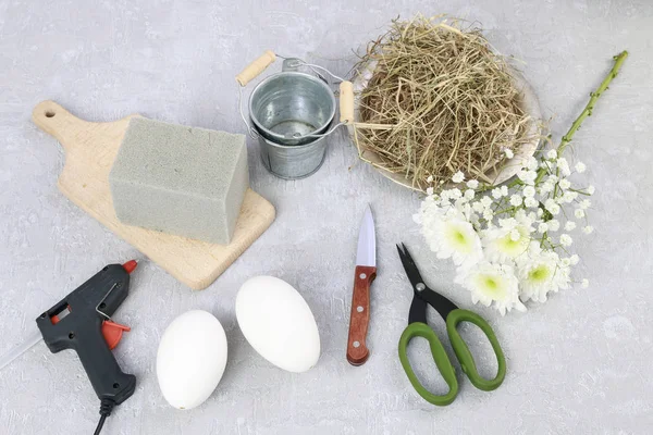 Cómo hacer arreglos florales con huevo de ganso, crisantemo y —  Fotos de Stock