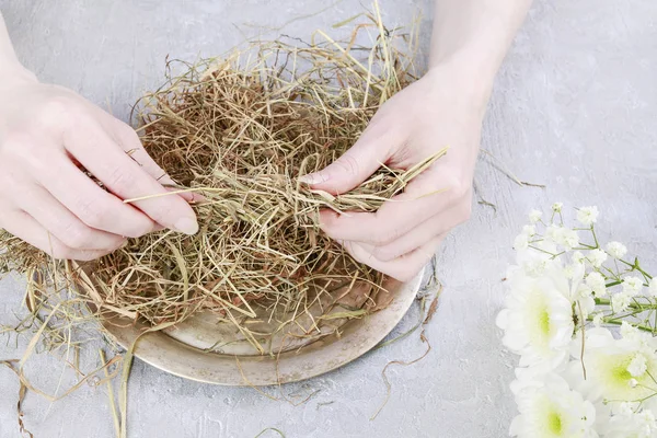 Cómo hacer arreglos florales con huevo de ganso, crisantemo y —  Fotos de Stock