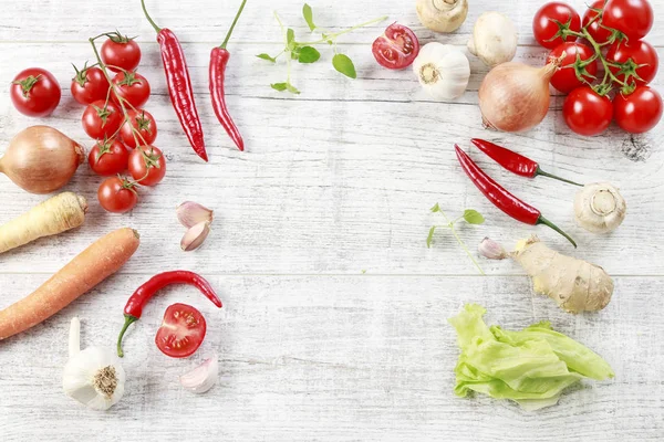 Legumes frescos sobre fundo de madeira branca — Fotografia de Stock