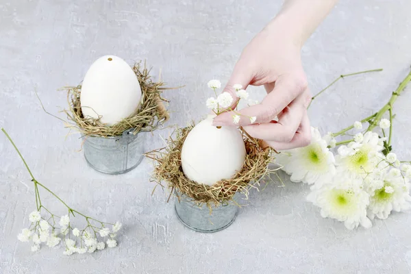 Wie man Blumenschmuck mit Gänseei, Chrysanthemen und — Stockfoto