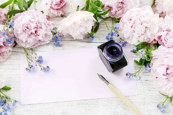 Vintage pappersark och penna. Rosa pioner och glöm mig inte f — Stockfoto