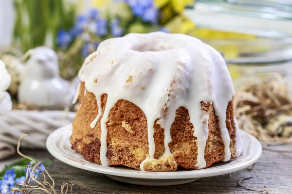 Traditional easter cake and seasonal table decorations. — Stock Photo, Image