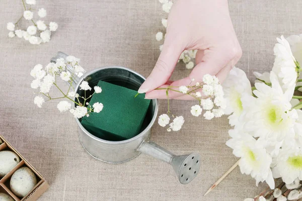 Hur man gör blomster arrangemang inuti silver vattning kan. Öst — Stockfoto