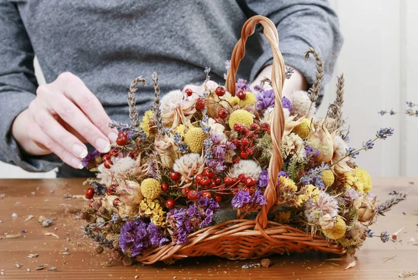 How to make autumn floral arrangement in wicker basket — Stock Photo, Image
