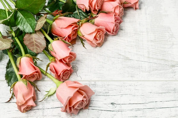 Красивые розы на деревянном фоне — стоковое фото