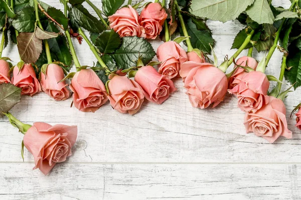 Vackra rosor på trä bakgrund — Stockfoto