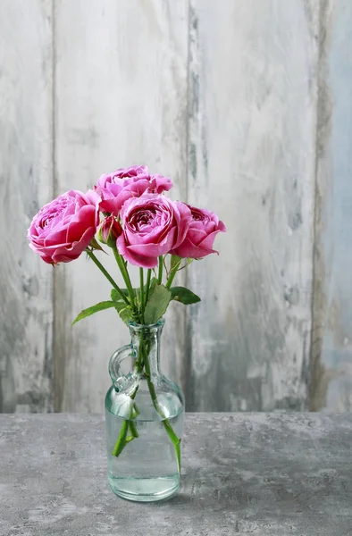 Πανέμορφα ροζ τριαντάφυλλα, ξύλινο υπόβαθρο — Φωτογραφία Αρχείου