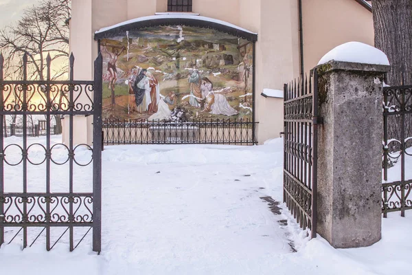 LANCKORONA, POLAND - JANUARY 22, 2017: Entrance to the church — Stock Photo, Image