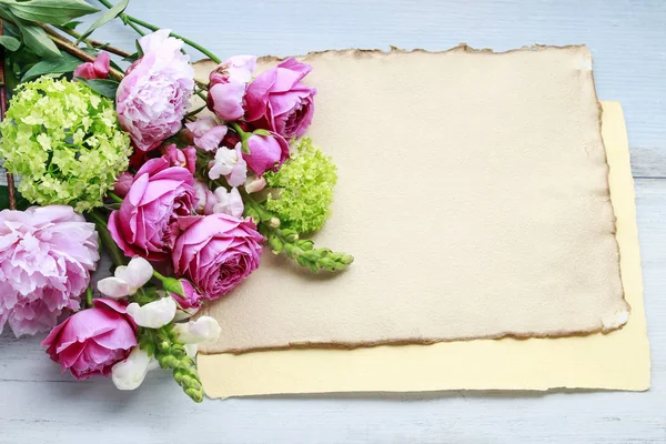 Vintage vellen papier en boeket bloemen — Stockfoto