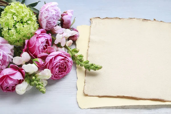 Vintage vellen papier en boeket bloemen — Stockfoto