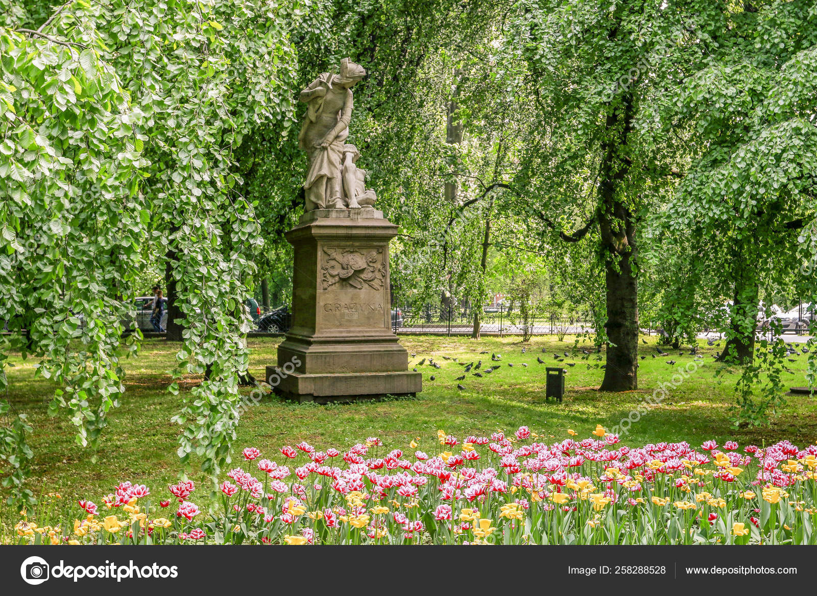 克拉科夫 波兰 17年5月日 花坛与郁金香在公共场合 图库社论照片 C Agneskantaruk