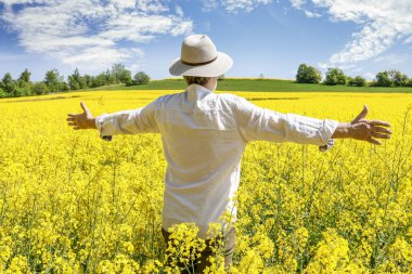 Mutlu çiftçi kanola ile rlerken dosyaladı. 