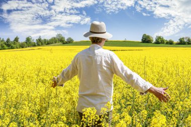 Mutlu çiftçi kanola ile rlerken dosyaladı. 