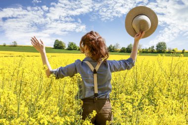 Mutlu çiftçi kanola ile rlerken dosyaladı. 
