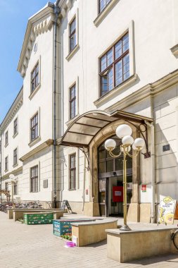 Krakow, Polonya - 20 Mayıs 2017: Rajska caddesinde halk kütüphanesi
