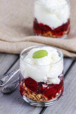 Katman çilek ve çikolata tatlı. 