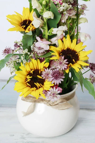 Floral arrangement with sunflowers and matthiolas. — Stock Photo, Image