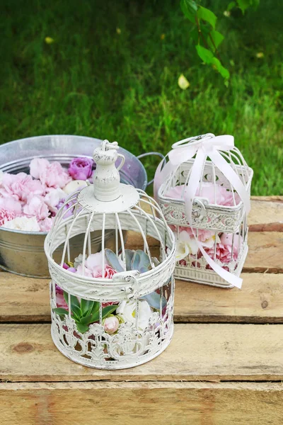 Décorations de fête de jardin : Cages d'oiseaux vintage avec des fleurs à l'intérieur — Photo