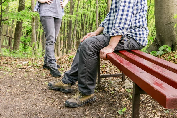 Two travelers talking on the trail. — Stock Photo, Image