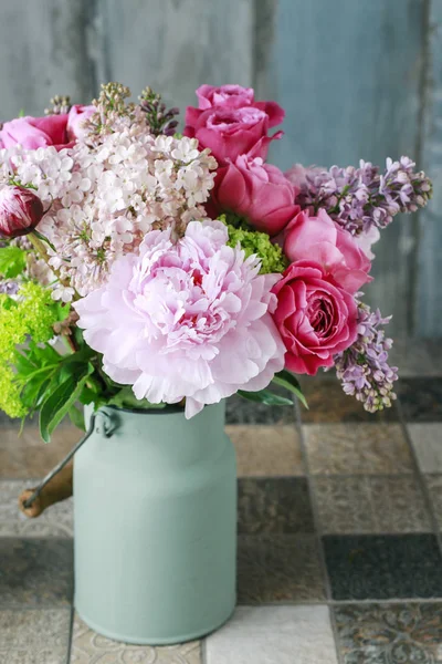 Arranjo floral com rosas rosa, peônias e lilases . — Fotografia de Stock
