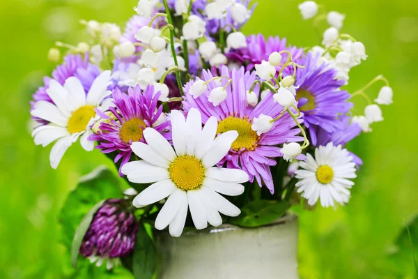 Niedliche Bouquet von Gänseblümchen, Nelken, Kamille und Lilie der v — Stockfoto