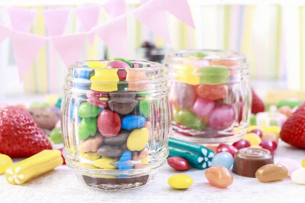 Pot en verre avec des bonbons . — Photo