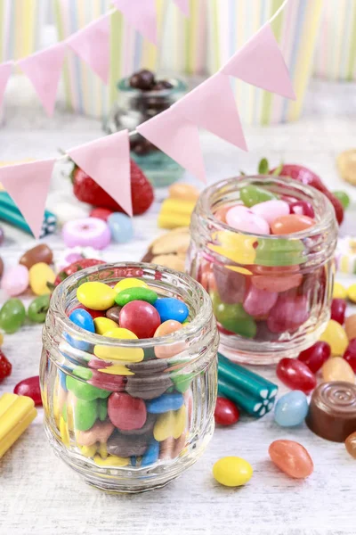 Tarro de vidrio con dulces . — Foto de Stock
