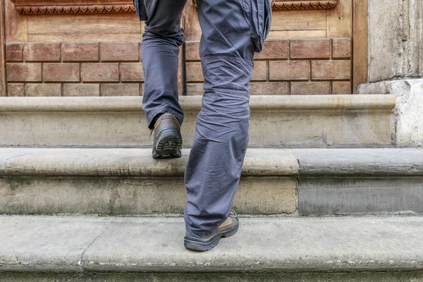 Reisender steigt die Treppe hinauf. — Stockfoto