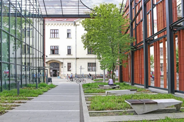 克拉科夫，波兰 - 2017年5月20日：艺术花园、公共图书馆和 — 图库照片