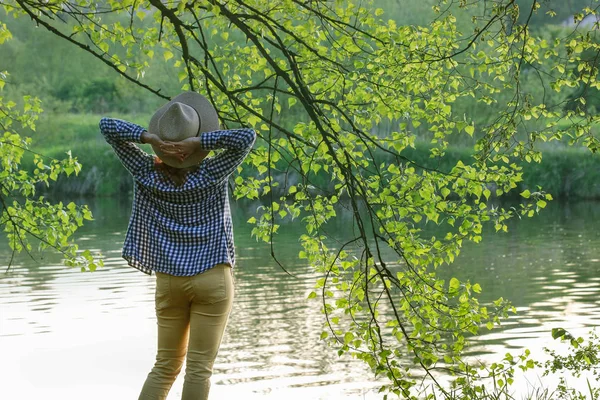 Woman relaxing by the river during romantic sunset. — Stock Photo, Image