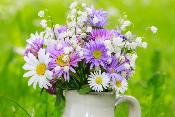 Niedliche Bouquet von Gänseblümchen, Nelken, Kamille und Lilie der v — Stockfoto