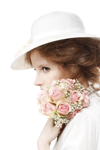 Kobieta w wiktoriańskiej odzieży gospodarstwa mały bukiet róż różowy. — Zdjęcie stockowe