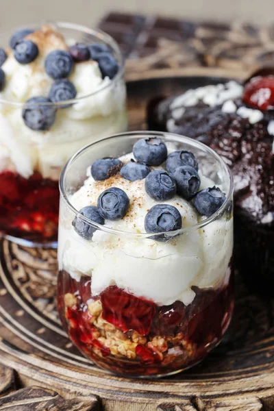 Layer strawberry, blueberry and muesli dessert in transparent gl — Stock Photo, Image