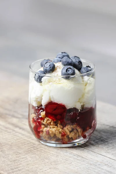 Postre de capa de fresa, arándano y muesli en gl transparente — Foto de Stock