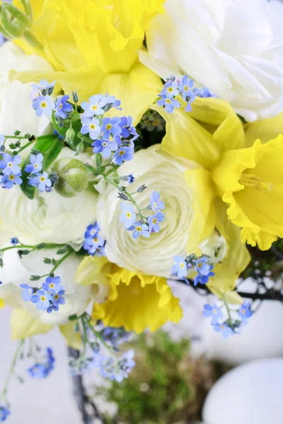 Bouquet di narcisi, non dimenticarmi e fiori ranuncoli . — Foto Stock