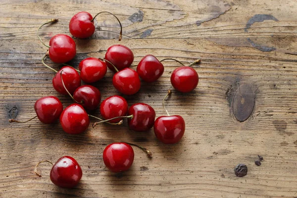 Cherries on wooden background — Stock Photo, Image