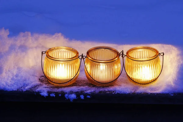 Schöne Laternen auf Schnee. — Stockfoto