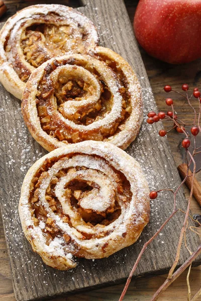 Rullar med äpple och kanel. — Stockfoto