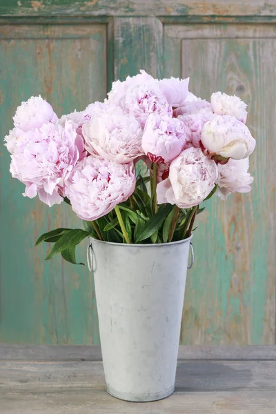 Buket pembe peonies vintage kova. — Stok fotoğraf