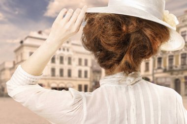 Viktorya şapkalı kadının retro tarz resim ci bakarak