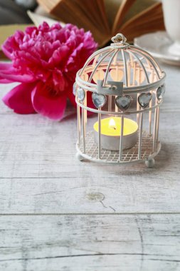 Arka planda bir mum ve şakayık çiçek ile Vintage fener