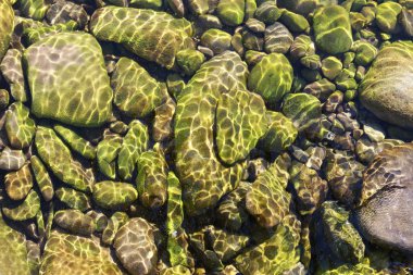 suyun altında taşlar