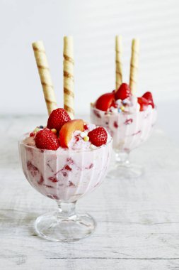 Dondurma tatlı taze çilek ve çıtır gofret ile rulo