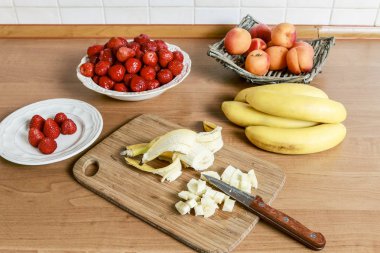 Nasıl taze çilek ve muz ile dondurma tatlı yapmak