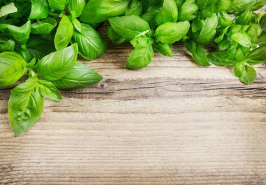 Ahşap arka planda fesleğen yaprakları