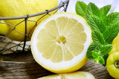 Olgun canlı limon ve nane yaprağı