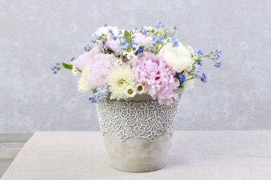 Pembe şakayık, ranunculus çiçek, beyaz ile Çiçek aranjmanı 