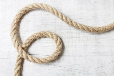 Beyaz ahşap üzerinde izole gemi halatı